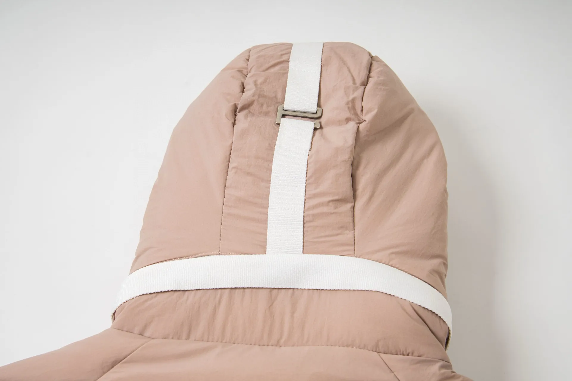 P770 model number: G124 Canada Goose PASTELS series new Parker couple's hooded down jacket 1️⃣The fabric is made of soft EnduraLuxe fabric, which enhances the durability of easy-to-wear parts, is lightweight and durable; the inner liner is made of anti-velvet gallbladder, which is comfortable and soft without velvet. It has a detachable hood, can be adjusted in two directions, and is also filled with down, which brings greater softness and wrapping around the head and neck, and is full of warmth. This parka features white trim on the back and sides, and the hardware locks are all original and custom-made to match the muted fabric color. Goose label: The official website’s new series of silicone material labels, non-embroidery labels. 2️⃣It is very youthful and energetic, and can be easily worn by both men and women. It is very in line with the fashion aesthetic concepts of today's young people! 3️⃣ A full set of customized accessories, complete with three standards, same style for men and women, a must-have for couples! Color: black, white, pink, stone gray, water-soluble blue Size: XS, S, M, L